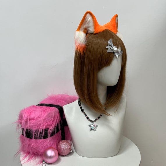 This soft and cute cat set is perfect for anyone who loves kawaii, anime, or cosplay culture. Featuring cat ears, paws, mask, and tail in brown and white faux fur, this set gives you the chance to express your love for all things feline. Whether you're a fan of kemonomimi, furry, or therian aesthetics, this realistic yet comfortable set is made to be worn all day at conventions or costume parties.