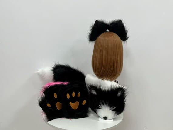 Complete cat cosplay set including handmade ears, paws, tail, and mask in black and white faux fur. Soft and fluffy, this set is designed for comfort and style, ideal for cosplay, Halloween, and themed parties. Whether you're going for a kawaii look or a more realistic feline appearance, this set has everything you need. Each piece is customizable and handmade with attention to detail, making it a perfect gift for cat lovers and cosplay fans.
