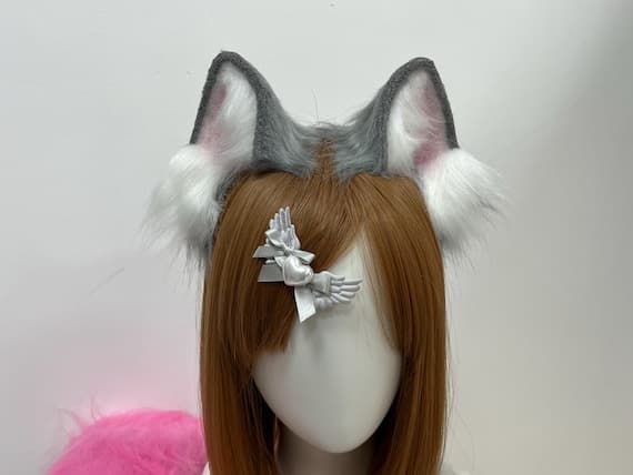 Red and black furry cat ears with plush texture on a flexible headband, designed for cosplay, nekomimi, kittenplay, pet play, kawaii fashion, kemonomimi, furry conventions, Halloween, or themed parties. Adjustable and lightweight for long wear. Ideal for pairing with tails, ribbons, collars, bells, or other accessories for realistic cat, fox, or anime-inspired cosplay sets. Cute and perfect for adults, teens, and children.